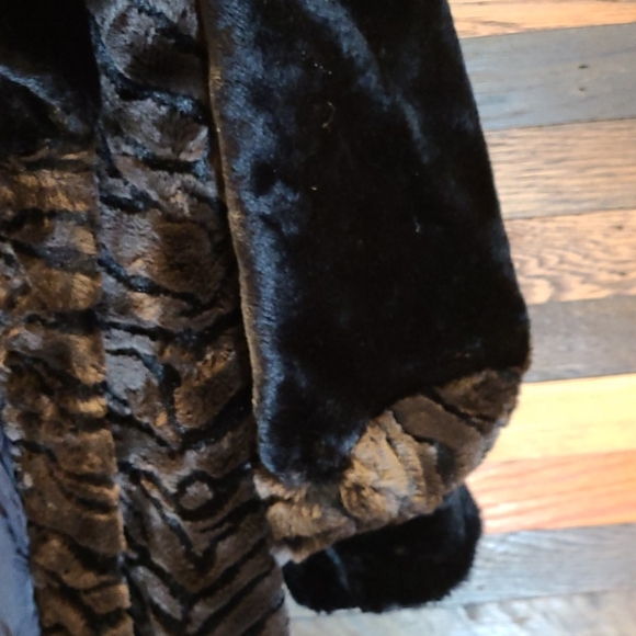 AMERICAN SIGNATURE FULL LENGHT FAUX FUELEGANT COAT - Picture 5 of 15